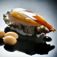 選び抜いたネタに江戸前の仕事を施し、心を込めて握る寿司はどれも抜群の完成度。手間をかけた料理を織り交ぜた『すし懐石コース』は、舌の肥えたゲストも満足すること間違いなし。