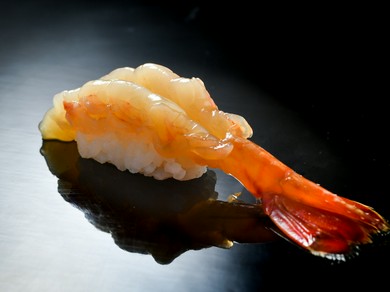 張りのある歯ごたえと甘みが楽しめる『牡丹海老づけ』