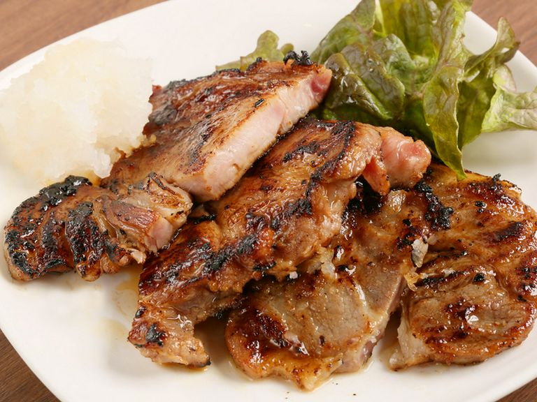 通常よりも脂がのっている貴重な豚「かみこみ豚」の肩ロース