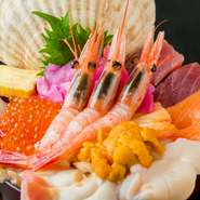 ネタで迷った人のために10品全て乗せた『豪快丼』は、北海道の旬が詰まったまさに海鮮の宝石箱。わさびや醤油をかけて絶妙な味わいになるように仕上げられた酢飯と海鮮のハーモニーが堪能できます。