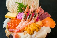 ネタで迷った人のために10品全て乗せた『豪快丼』は、北海道の旬が詰まったまさに海鮮の宝石箱。わさびや醤油をかけて絶妙な味わいになるように仕上げられた酢飯と海鮮のハーモニーが堪能できます。