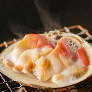 生で食べられるほど新鮮なホッキ貝は、貝殻を鍋に見立てて提供されます。目の前で焼かれるので火の通し加減を自身の好みで調節でき、焼き加減によって味の変化が楽しめます。