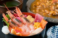 ミニ海鮮丼はネタ10品の中から3品選べます！