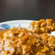 ホッキ貝がふんだんに入ったホッキカレーは、ホッキの量の多さに驚く人も多いそう。旨味もたっぷり凝縮。