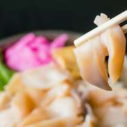 苫小牧名産のホッキ貝は生で食べることができるほど新鮮。生が一番旨味を感じられますが、軽く湯通しすると甘みが増し独特なにおいが柔らぐので、貝類が苦手な人でも好評なのだとか。