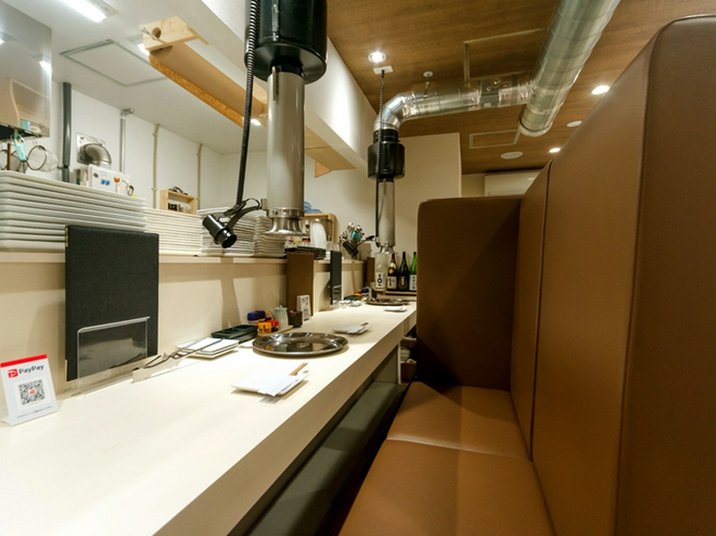 仕切りつきのカウンター席は、一人焼肉を楽しむのにももってこい