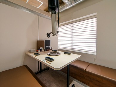 女性のゲストが気兼ねなく来店できるスッキリとした内装も魅力