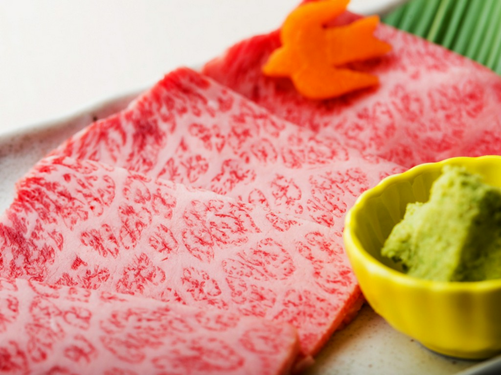 かみふらの和牛のスッキリとした脂のおいしさと、柔らかい肉質に思わず唸ってしまう『和牛特選ザブトン』