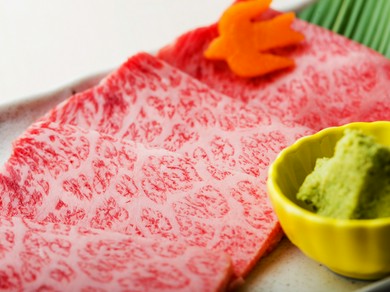 かみふらの和牛のスッキリとした脂のおいしさと、柔らかい肉質に思わず唸ってしまう『和牛特選ザブトン』