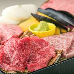 店で扱う「かみふらの和牛」の中で、とくに質の良い部位を一皿に。贅沢な食べ比べを楽しめる『つばめ』