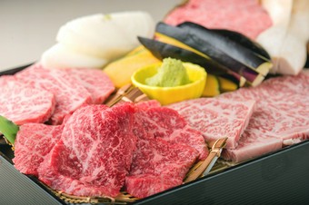 店で扱う「かみふらの和牛」の中で、とくに質の良い部位を一皿に。贅沢な食べ比べを楽しめる『つばめ』