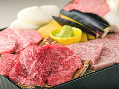 店で扱う「かみふらの和牛」の中で、とくに質の良い部位を一皿に。贅沢な食べ比べを楽しめる『つばめ』