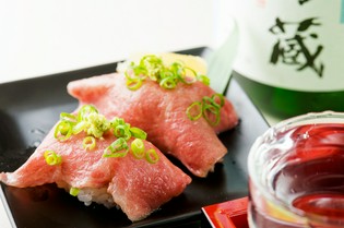 寿司店で経験を積んだ店長が握る『かみふらの和牛ロース握り』