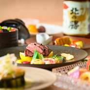 四季折々にて料理長自らが厳選した旬の味覚を、素材本来の旨味を引きだした「料理長こだわりの出汁」で仕上げる彩り豊かな料理の数々。ゆっくりと流れる空間でお楽しみいただけます。

