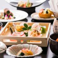 北海道をはじめ、全国から届く食の恵みをふんだんに使用した自慢の会席料理。ひとつひとつ丁寧にひと手間加え、素材のおいしさしっかり残すことで季節ごとに違った味が楽しめます。
