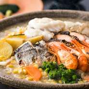 そのときおいしい食材にこだわり、季節ごとのテーマで提供されます。夏から秋は蟹会席、寒い冬は海鮮鍋コースなど。北海道の季節とともに堪能あれ。
