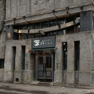 英国人建築家であるナイジェル・コーツが手掛けた、石化してしまった「ノアの箱舟」をテーマにした魅力的な建物。店内には、ギリシャ神話をイメージした壁画や洗練された装飾が並び、まるで異国の地にいるようです。