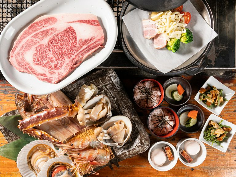 目の前で豪快に焼き上げ。北海道の新鮮な魚介を炭火焼で堪能