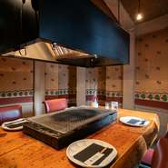 店内は、大切なゲストとの会食に最適な、情緒溢れる大人空間。備長炭で焼きあがる北海道の旬の味覚、そして食材本来の美味しさを心ゆくまで堪能できます。ゲストもきっと満足すること間違いありません。