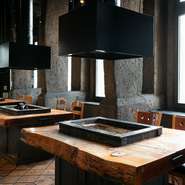 2階にはカップル向きベンチシートがあります。北海道の新鮮な魚介を炭火焼で味わう大人デートは、非日常を感じる空間がおすすめ。いつもと違った雰囲気で、2人の距離もグッと縮まります。