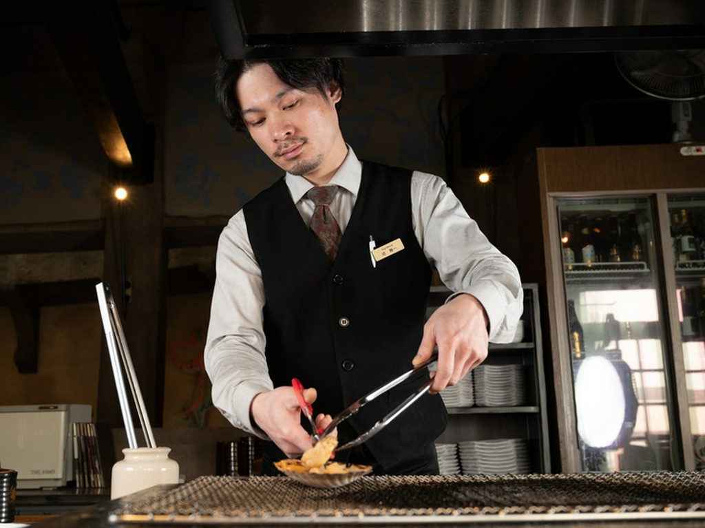 1人のスタッフが1卓に専属で付き、来店者を「おもてなし」