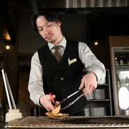 【北の海鮮炙り　ノアの箱舟】は、1人のスタッフが1卓に専属で付き目の前で豪快に焼き上げるスタイル。食べるスピードなどを考え、素材ごとに1番美味しいタイミングで提供してくれます。