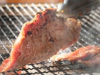 新鮮なラム肉を目の前の炭火いろりで豪快に焼き上げる人気メニュー『穀物ラムのステーキジンギスカン』