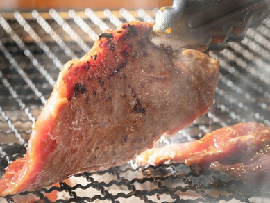 新鮮なラム肉を目の前の炭火いろりで豪快に焼き上げる人気メニュー『穀物ラムのステーキジンギスカン』