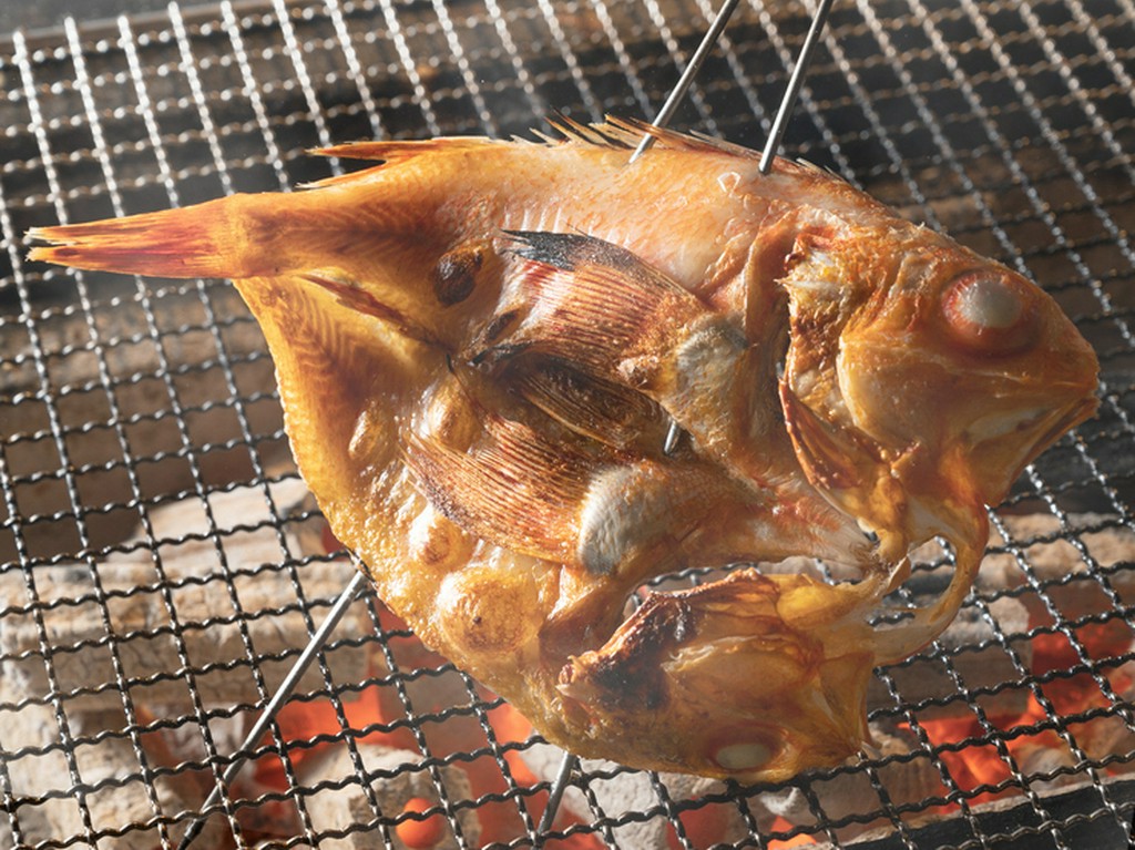 北海道の新鮮な海の幸を、まるごと楽しめる”炙り”メニュー。店長おすすめの一皿『キンキ浜干し』