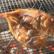 北海道の新鮮な魚介を中心に、採れたて野菜、厳選肉などの山の幸、海の幸をまるごと楽しめる”炙り”メニュー。『キンキ浜干し』は、コースでも単品でも楽しめる、店長おすすめの一皿です。