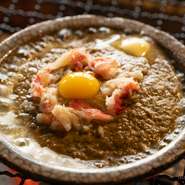 『カニミソ焼き』はコースに追加できる特選メニューの人気メニュー。濃厚なカニミソがたっぷり味わえる人気の逸品です。目の前で焼き上げるスタッフが最高のタイミングで提供してくれます。