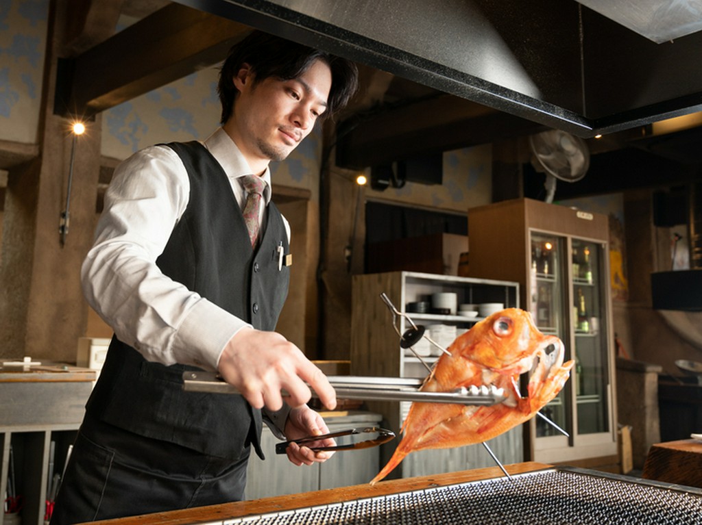 1人のスタッフが1卓に専属で付き、来店者を「おもてなし」