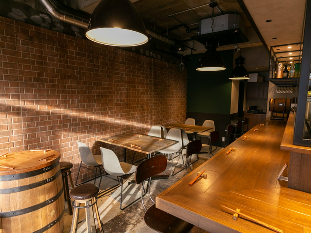 木を基調としたおしゃれな雰囲気。落ち着いて食事を満喫できる