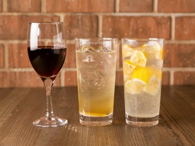 お肉とチーズにぴったりのワイン。豊富なドリンクラインナップ