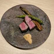 京都でも流通量が決して多くはない、希少な「京都肉」。炭火で焼いた京都肉には塩、ガーリックなど好みの味わいで愉しみいただけます。