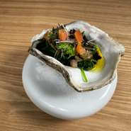 肉厚の岩牡蠣をムニエルにして。特製バルサミコソースと野菜を添えて