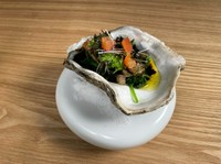 肉厚の岩牡蠣をムニエルにして。特製バルサミコソースと野菜を添えて