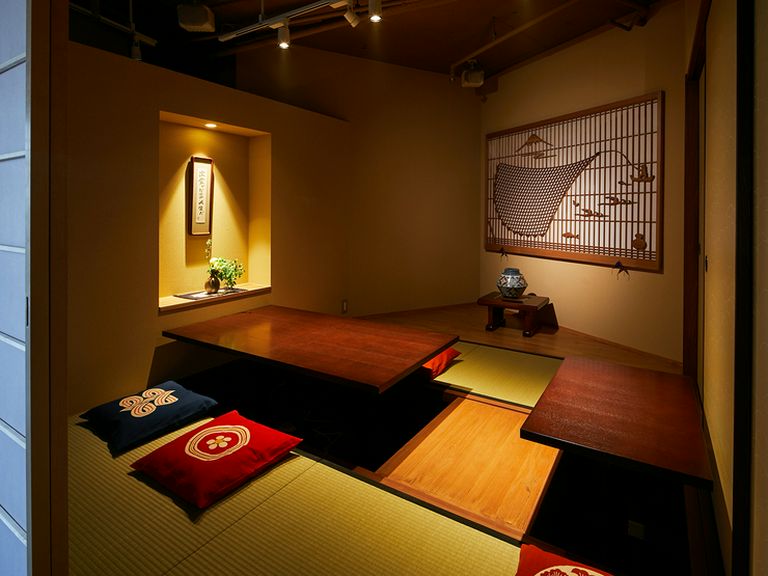 大事なゲストを迎えての会食に相応しい、和モダンな個室