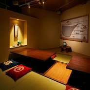 【比日氣】には、和モダンな個室が3部屋用意されています。2名の部屋のほか、4～6名の部屋もあります。接待や大切な方へのおもてなしなど、格式を重んじたい会食に相応しい雰囲気が漂っています。
