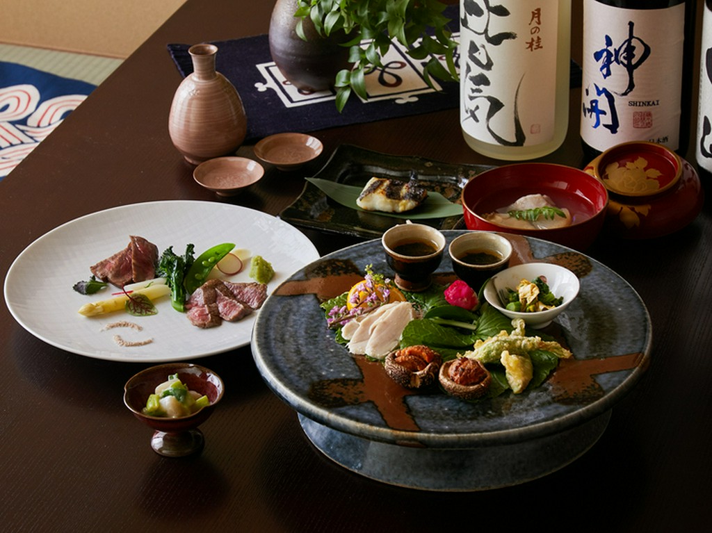 京都や各地方の旬の食材を、「二十四節気」の料理食を軸に構成