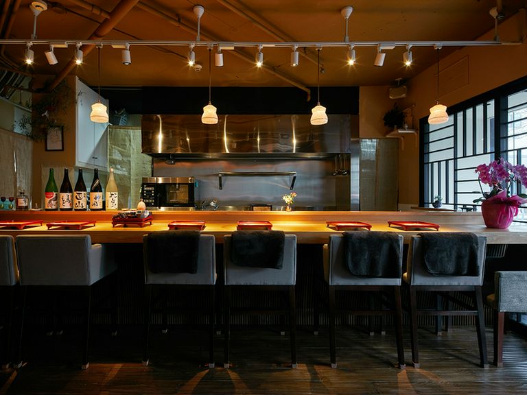 マイペースで過ごせるカウンター席は、お一人さま用の空間