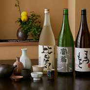 二十四節気の日本料理。各節気の期間は約15日。月に2回ほど入れ替わるメニューに合わせて、店主厳選の日本酒も変わります。季節感ある料理と合わせて、珍しい日本酒との出合いも楽しめそうです。