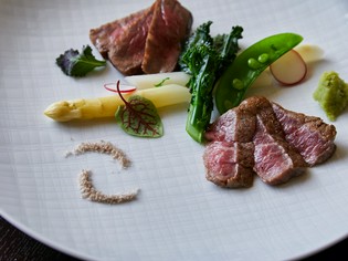 京都や各地方の旬の食材を、「二十四節気」の料理食を軸に構成