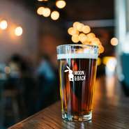 MOON and BACKはバーを完備していますので、お昼でも本格的なお酒が楽しめます！　ハッピーアワータイムもあり！