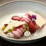 ペストリーシェフとしても働いたことがある福田氏によるスイーツも要注目。味がおいしいのはもちろんのこと、見た目の華やかさもポイントです。食後のデザートとしても、カフェタイムにもいただけます。