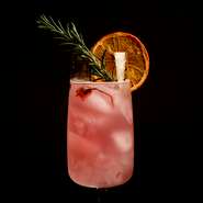 オーストラリアワインやハイボールなど、多彩なお酒を取り揃えています。中でもカクテルは味もおいしく、オーストラリアの名称がメニュー名になっているものもあり、“粋”な演出が光ります。