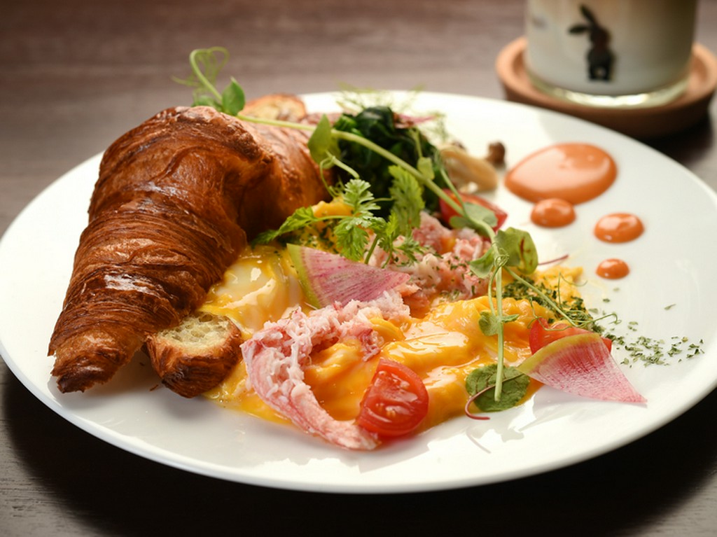 本場の味を楽しめる『ムーンアンドバック クラブミート（蟹の身）スクランブルエッグ』