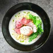 オーストラリアで親しまれているサーモンを、福田氏のエッセンスを加えた一皿に昇華。40度でじっくり火を通し、しっとりとした食感に仕上げています。野菜や炭水化物などを、バランスよく取れるのもポイントです。