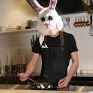 ゲストから調理の工程が見られるよう、オープンキッチンを採用しています。間近で繰り広げられる職人技に、年齢問わず釘付けになりそう。おいしい料理を提供するだけでなく、パフォーマンスでも魅了してくれます。