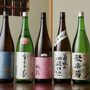幅広く店舗を展開する「株式会社　Padg」。【たべよし】では多彩な日本酒ラインナップも自慢です。多種多様な銘柄から、お気に入りの一杯がきっと見つかるはず。優しい味わいの家庭料理と共に堪能してみてはいかが。